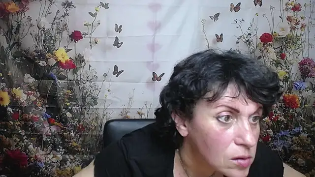 Snapshot of LuciaMii chatting on 09-25-25, 05:16 LuciaMii online show from 09-25-25, 05:16