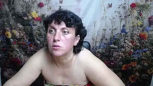 Snapshot of LuciaMii chatting on 10-06-25, 04:59 LuciaMii online show from 10-06-25, 04:59