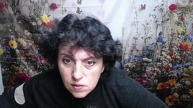 Snapshot of LuciaMii chatting on 10-10-25, 05:06 LuciaMii online show from 10-10-25, 05:06