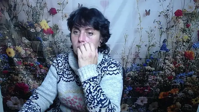 Snapshot of LuciaMii chatting on 10-15-25, 05:13 LuciaMii online show from 10-15-25, 05:13