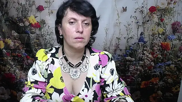 Snapshot of LuciaMii chatting on 10-16-25, 05:14 LuciaMii online show from 10-16-25, 05:14
