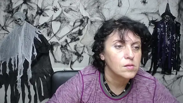 Snapshot of LuciaMii chatting on 10-19-25, 05:02 LuciaMii online show from 10-19-25, 05:02