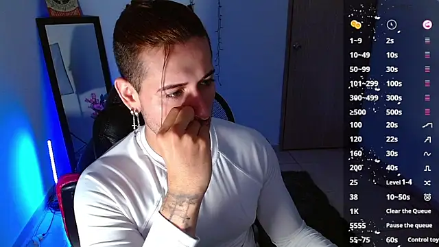 Snapshot of Ares_blue chatting on 01-28-25, 10:45 Ares blue online show from 01-28-25, 10:45