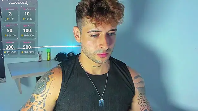 Snapshot of Ares_blue chatting on 10-13-25, 01:33 Ares blue online show from 10-13-25, 01:33