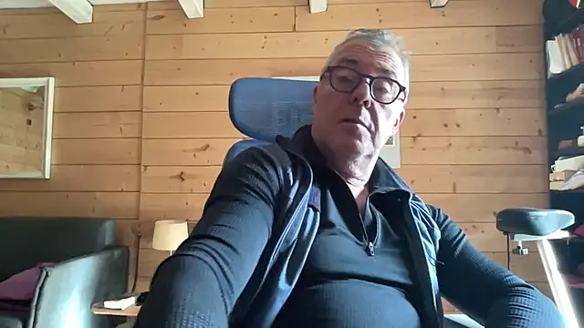 Snapshot of lelohop chatting on 10-31-25, 12:39 lelohop online show from 10-31-25, 12:39