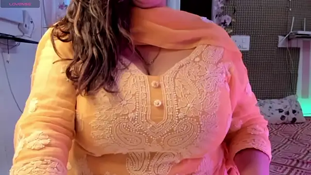 Snapshot of Gulabi_Queen chatting on 03-08-25, 06:21 Gulabi Queen online show from 03-08-25, 06:21