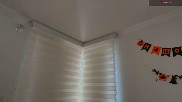 venusleroy  online show from 10-05-25, 08:29