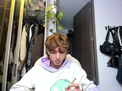 Snapshot of santy-kitty chatting on 02-04-25, 01:23 santy-kitty online show from 02-04-25, 01:23