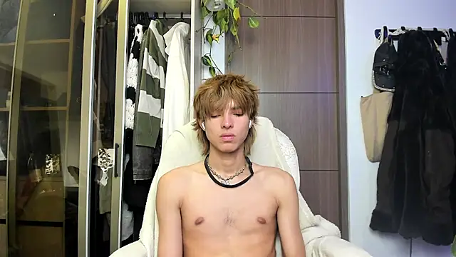 Snapshot of santy-kitty chatting on 02-27-25, 06:50 santy-kitty online show from 02-27-25, 06:50