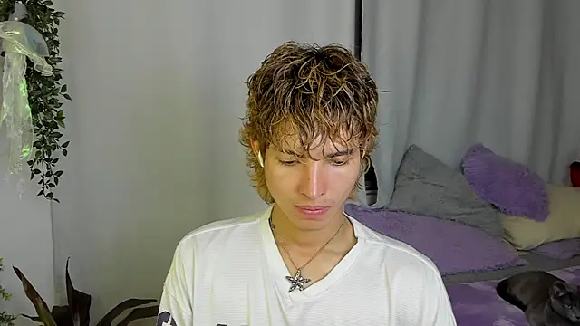 Snapshot of santy-kitty chatting on 10-04-25, 02:31 santy-kitty online show from 10-04-25, 02:31