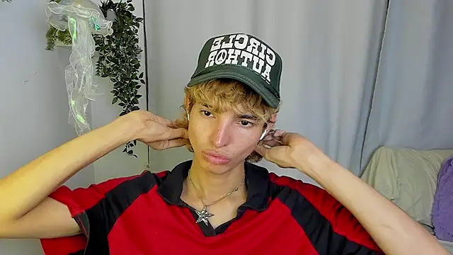 Snapshot of santy-kitty chatting on 10-06-25, 02:53 santy-kitty online show from 10-06-25, 02:53