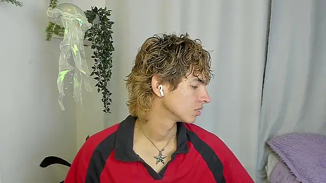 Snapshot of santy-kitty chatting on 10-08-25, 03:15 santy-kitty online show from 10-08-25, 03:15