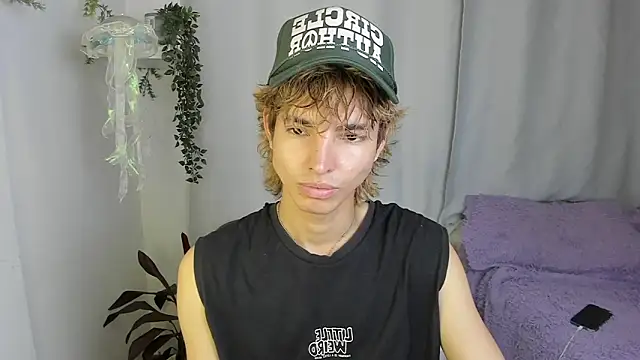 Snapshot of santy-kitty chatting on 10-15-25, 01:06 santy-kitty online show from 10-15-25, 01:06