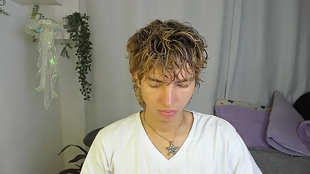 Snapshot of santy-kitty chatting on 10-17-25, 02:26 santy-kitty online show from 10-17-25, 02:26