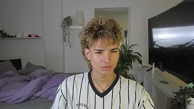 Snapshot of santy-kitty chatting on 10-28-25, 01:09 santy-kitty online show from 10-28-25, 01:09