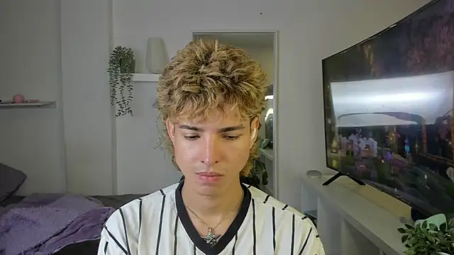 Snapshot of santy-kitty chatting on 11-08-25, 01:28 santy-kitty online show from 11-08-25, 01:28