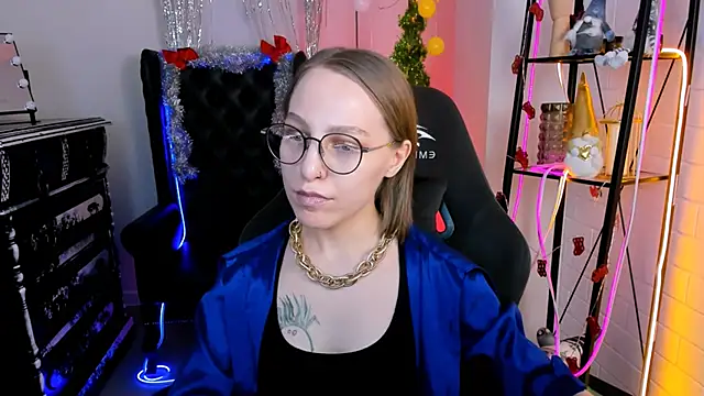 Snapshot of AphexQueen chatting on 12-14-24, 04:09 AphexQueen online show from 12-14-24, 04:09