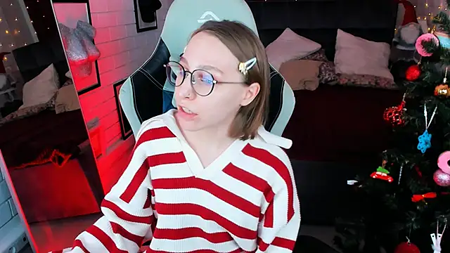 Snapshot of AphexQueen chatting on 12-17-24, 04:21 AphexQueen online show from 12-17-24, 04:21