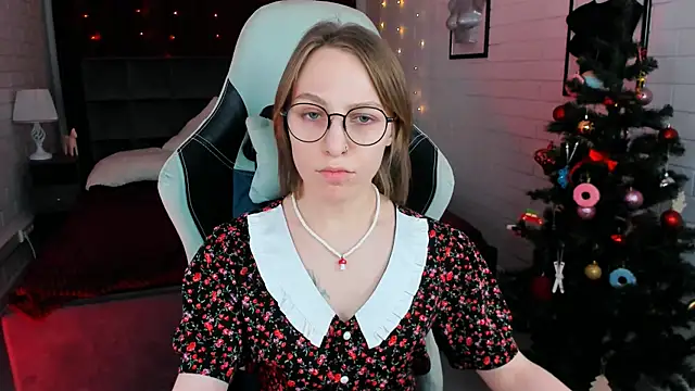 Snapshot of AphexQueen chatting on 12-20-24, 01:11 AphexQueen online show from 12-20-24, 01:11