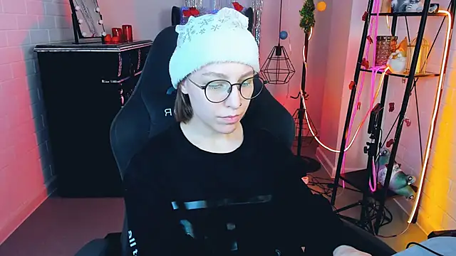 Snapshot of AphexQueen chatting on 12-25-24, 09:22 AphexQueen online show from 12-25-24, 09:22