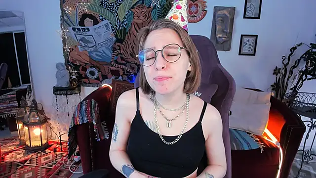 Snapshot of AphexQueen chatting on 12-26-24, 09:26 AphexQueen online show from 12-26-24, 09:26