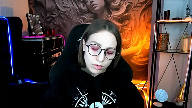 Snapshot of AphexQueen chatting on 02-03-25, 01:08 AphexQueen online show from 02-03-25, 01:08