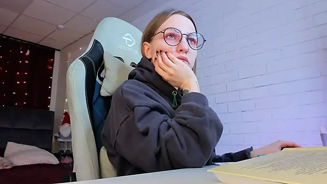 Snapshot of AphexQueen chatting on 02-10-25, 08:42 AphexQueen online show from 02-10-25, 08:42