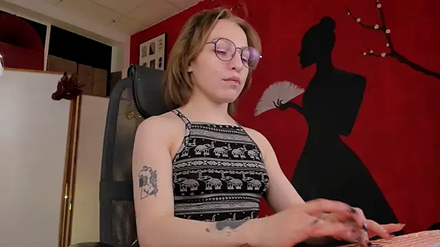 Snapshot of AphexQueen chatting on 02-18-25, 12:28 AphexQueen online show from 02-18-25, 12:28