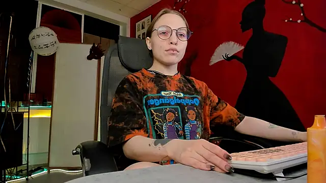 Snapshot of AphexQueen chatting on 02-18-25, 03:32 AphexQueen online show from 02-18-25, 03:32