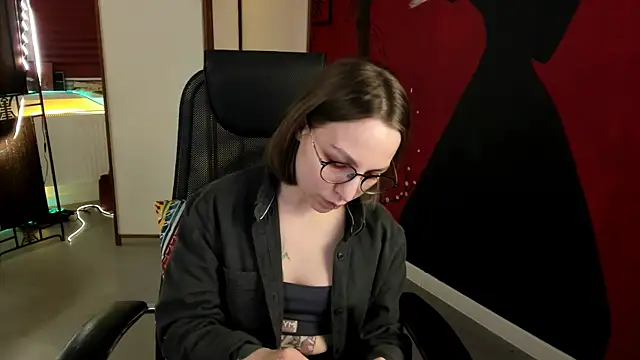 Snapshot of AphexQueen chatting on 03-08-25, 04:06 AphexQueen online show from 03-08-25, 04:06