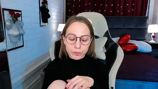 Snapshot of AphexQueen chatting on 03-20-25, 12:11 AphexQueen online show from 03-20-25, 12:11