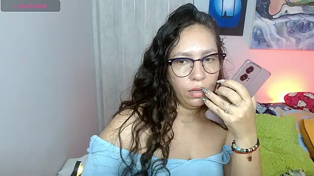 Snapshot of naihroby chatting on 10-17-25, 02:04 naihroby online show from 10-17-25, 02:04