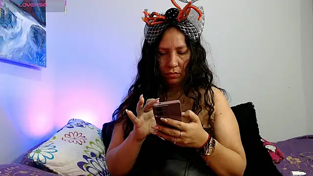 Snapshot of naihroby chatting on 10-31-25, 09:49 naihroby online show from 10-31-25, 09:49