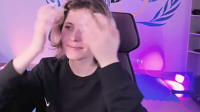 Snapshot of LolaAsmus chatting on 12-24-24, 08:11 LolaAsmus online show from 12-24-24, 08:11