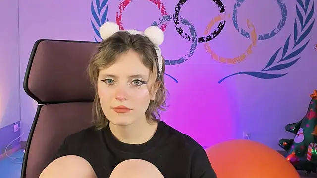 Snapshot of LolaAsmus chatting on 12-28-24, 02:21 LolaAsmus online show from 12-28-24, 02:21