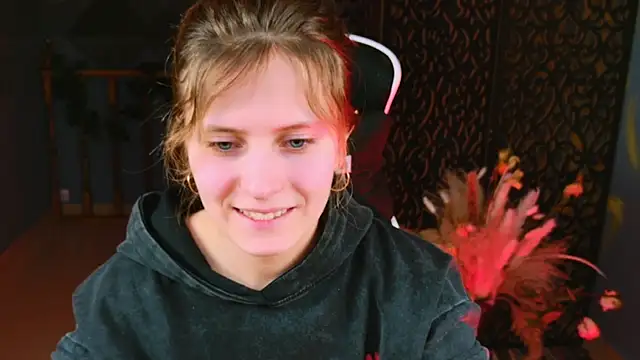 Snapshot of LolaAsmus chatting on 02-18-25, 10:49 LolaAsmus online show from 02-18-25, 10:49