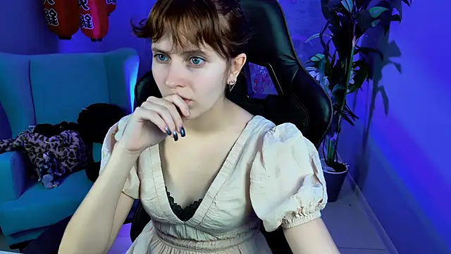 Snapshot of LolaAsmus chatting on 10-17-25, 05:43 LolaAsmus online show from 10-17-25, 05:43