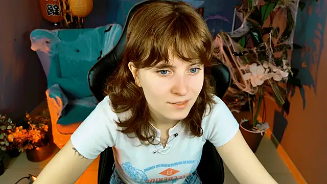 Snapshot of LolaAsmus chatting on 10-22-25, 05:30 LolaAsmus online show from 10-22-25, 05:30