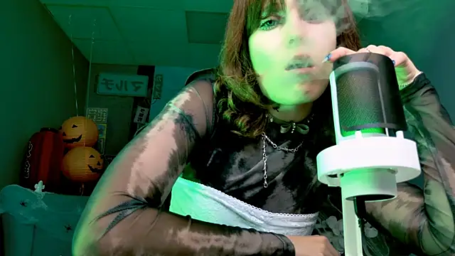 Snapshot of LolaAsmus chatting on 10-31-25, 06:47 LolaAsmus online show from 10-31-25, 06:47