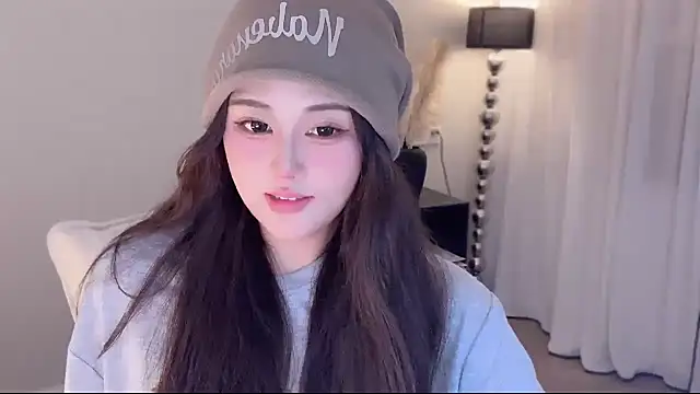 Strawberrybabyy1 online show from 10-08-25, 02:25