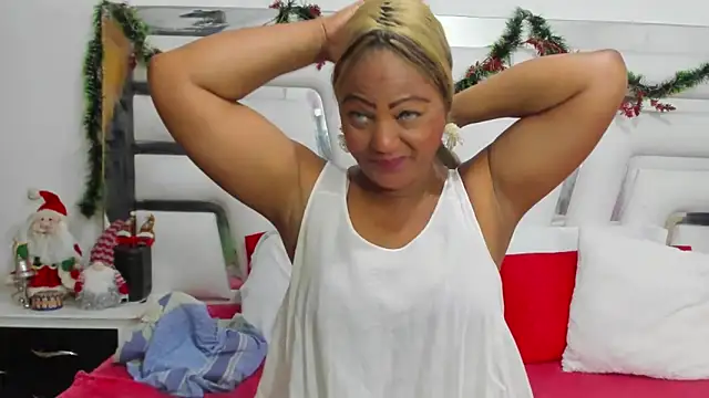 Snapshot of SaraaJhons chatting on 12-15-25, 04:00 SaraaJhons online show from 12-15-25, 04:00