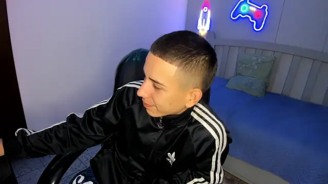 Snapshot of JackSwan18 chatting on 11-23-25, 08:41 JackSwan18 online show from 11-23-25, 08:41