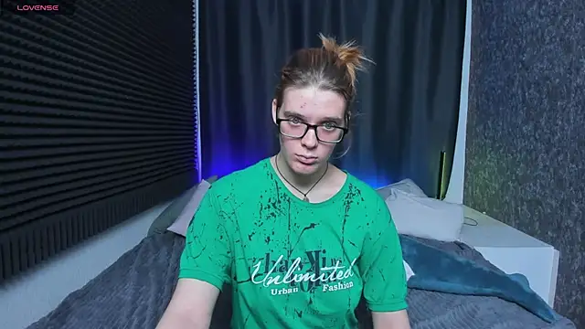 Snapshot of KIKI_Krash chatting on 02-24-25, 01:21 KIKI Krash online show from 02-24-25, 01:21