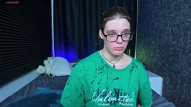 Snapshot of KIKI_Krash chatting on 03-13-25, 06:01 KIKI Krash online show from 03-13-25, 06:01