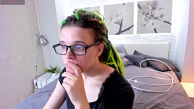 Snapshot of KIKI_Krash chatting on 09-14-25, 03:11 KIKI Krash online show from 09-14-25, 03:11