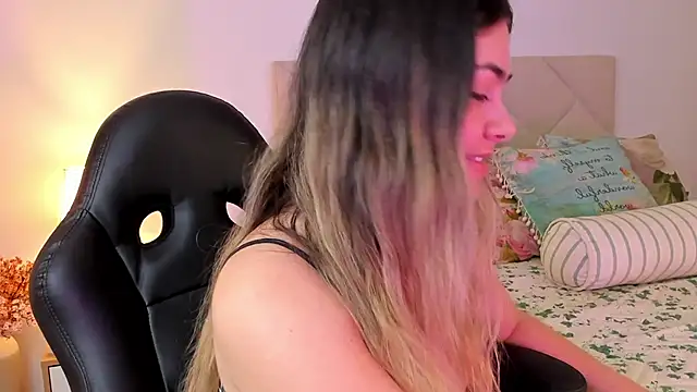 Snapshot of Lau_Bee chatting on 12-11-24, 06:52 Lau Bee online show from 12-11-24, 06:52