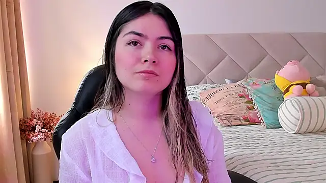 Snapshot of Lau_Bee chatting on 12-13-24, 04:05 Lau Bee online show from 12-13-24, 04:05