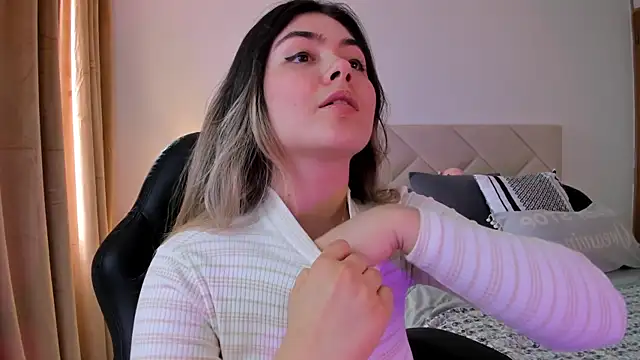 Snapshot of Lau_Bee chatting on 12-16-24, 06:49 Lau Bee online show from 12-16-24, 06:49