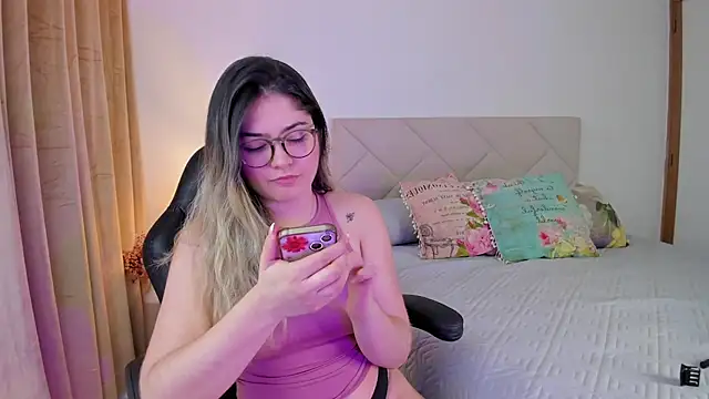 Snapshot of Lau_Bee chatting on 12-30-24, 08:36 Lau Bee online show from 12-30-24, 08:36