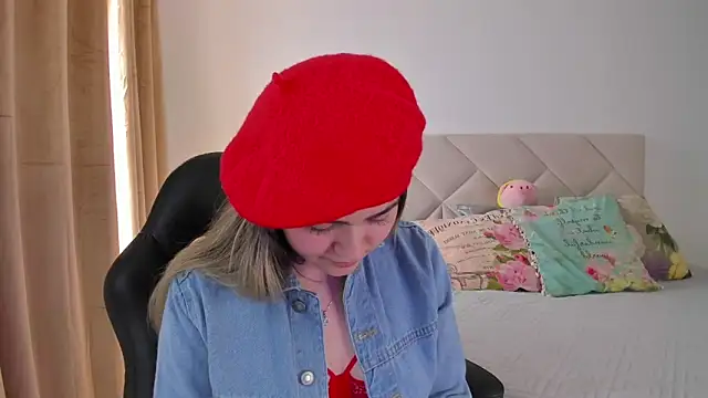 Snapshot of Lau_Bee chatting on 01-04-25, 03:28 Lau Bee online show from 01-04-25, 03:28